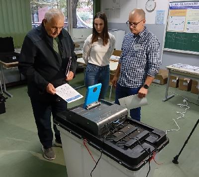 Posjetili smo nekoliko biračkih mjesta u središtu Bihaća, otvorena su na vrijeme